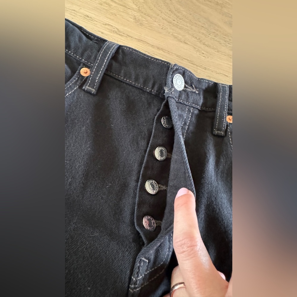 Levi’s women’s wedgie black distressed denim size 31 - Picture 2 of 10